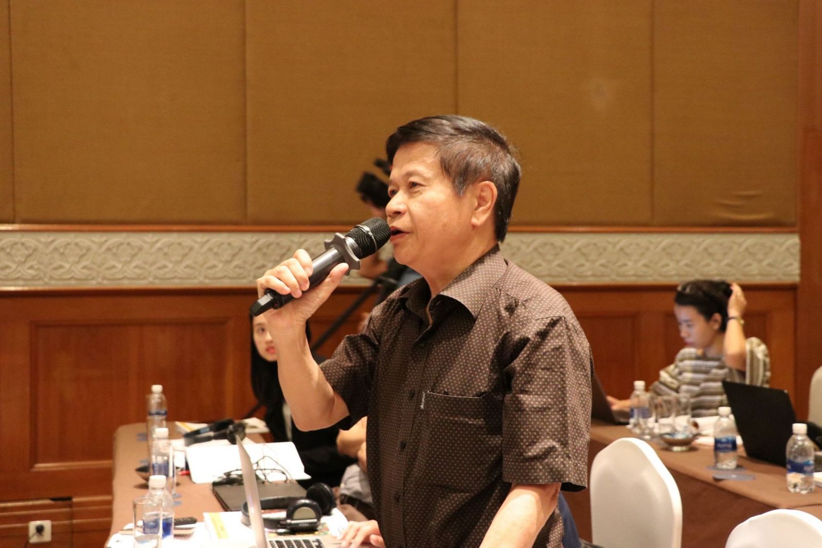 Đại sứ Balan tại Việt Nam, ngài Wojciech Gerwel đặt câu hỏi cho nhóm tác giả 