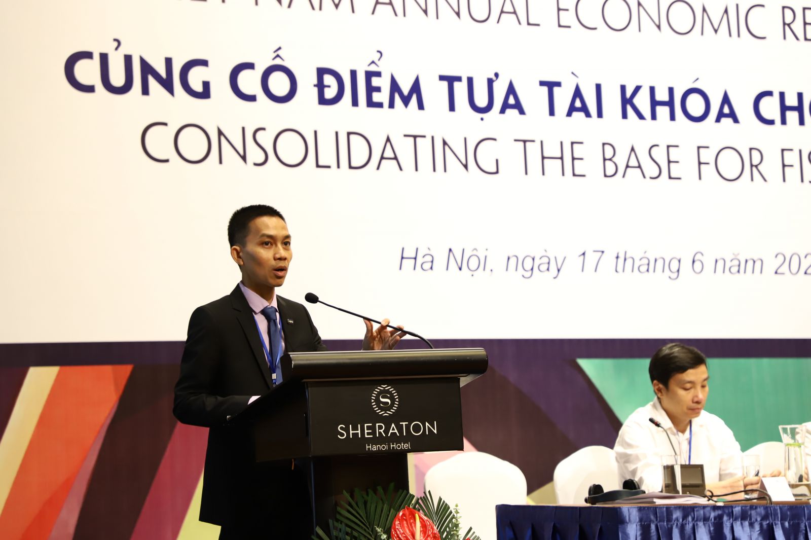 TS. Nguyễn Đức Thành - Cố vấn trưởng Viện Nghiên cứu Kinh tế và Chính sách trình bày tại Hội thảo
